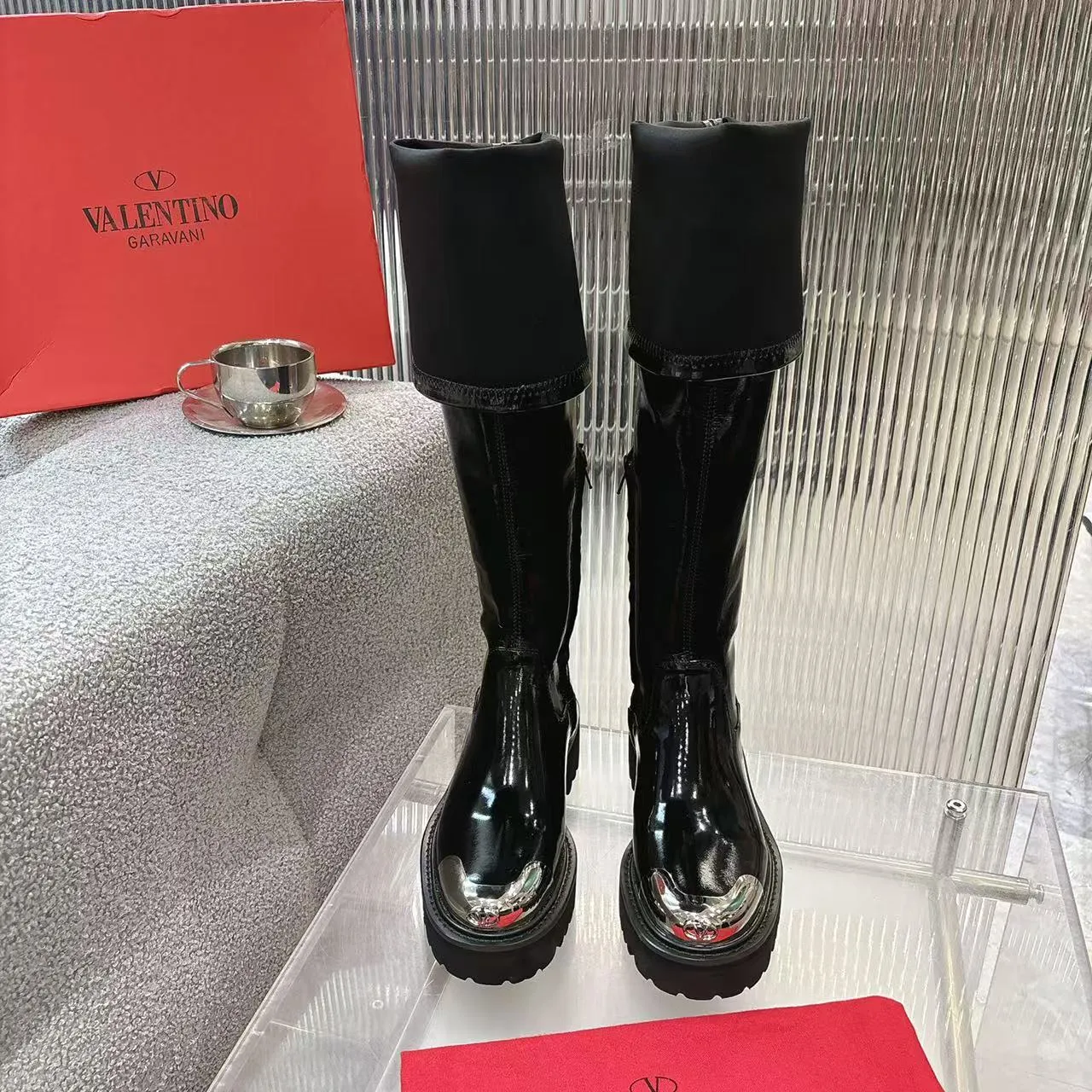 👟👟Ex-factory price 740👟👟 2026𝑉𝐴𝐿𝐸𝑁𝑇𝐼𝑁𝑂 Valentino ♡ͥ | 💫Purchase level🔍 Classic Valentino’s special textured hardware brings out a full sense of luxury After putting it on my feet, I was shocked that my feet looked slimmer! The new season lives up to expectations! Worth buying ❥The original method is absolutely sentimental ❥Elegant style creates a different feeling🙈 Simple temperament style!  ♡ show bdetails ———————————— ⊿▸: Code number | 35-40 (41. Customized) ⊿▸: Material | Patent leather + stretch patent leather ⊿▸: Lining | Sheepskin ⊿▸: Code number 35-40 (41. Customized)